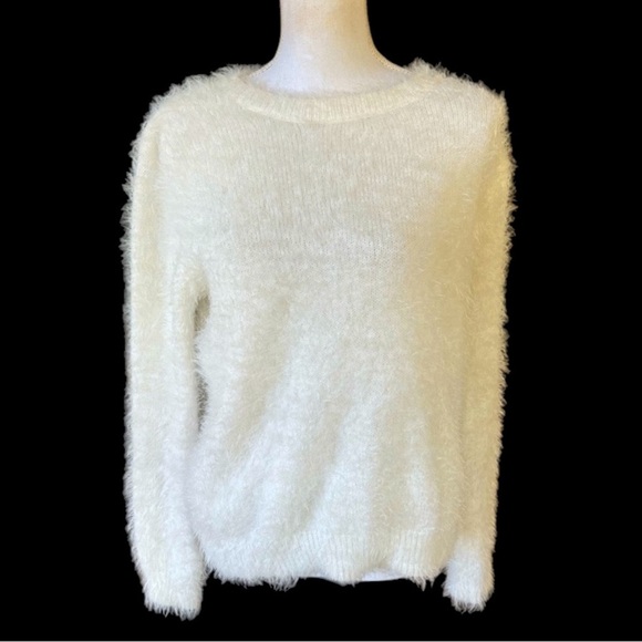Mudd. Ladies, fuzzy white sweater size medium excellent condition super soft - Picture 1 of 8